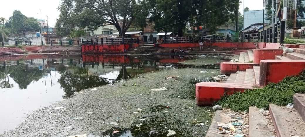 नगर परिषद क्षेत्र के 15 तालाब छठ पर्व के लिए चिह्नित, तालाबों में पसरी हुई है गंदगी