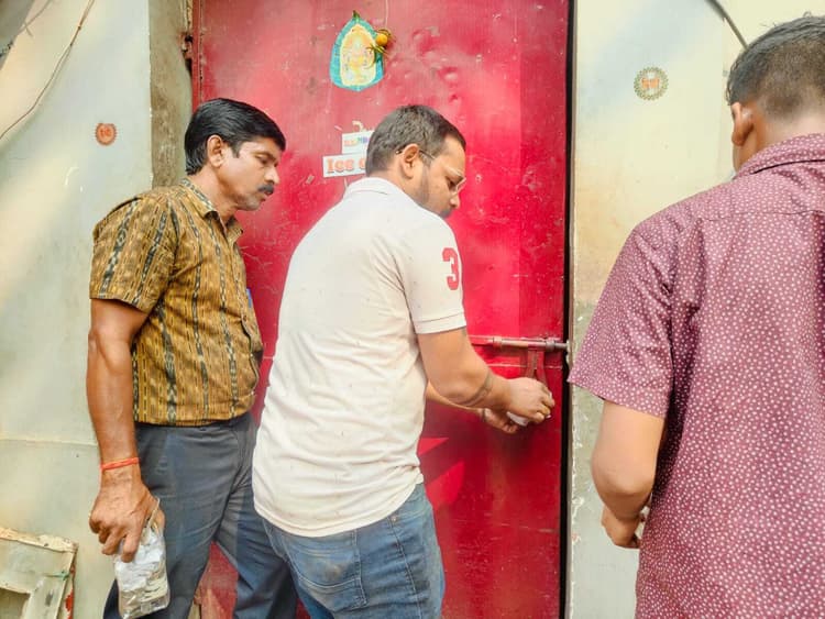Rourkela News: दो साल से बिना लाइसेंस चल रही रैनबो आइसक्रीम फैक्ट्री को प्रशासन ने किया सील