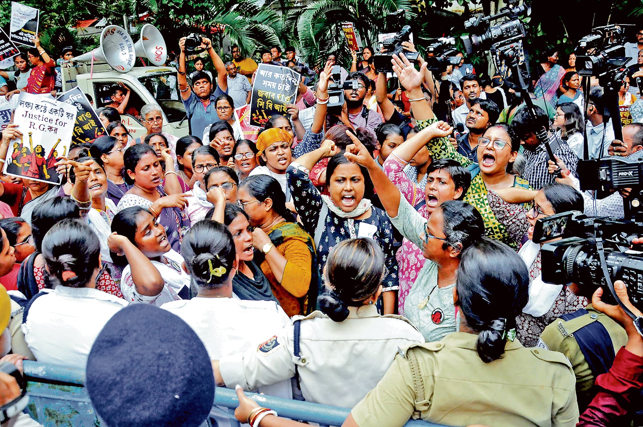 आरजी कर : महिलाओं ने सीबीआइ दफ्तर के पास प्रदर्शन कर पीड़िता के लिए मांगा इंसाफ