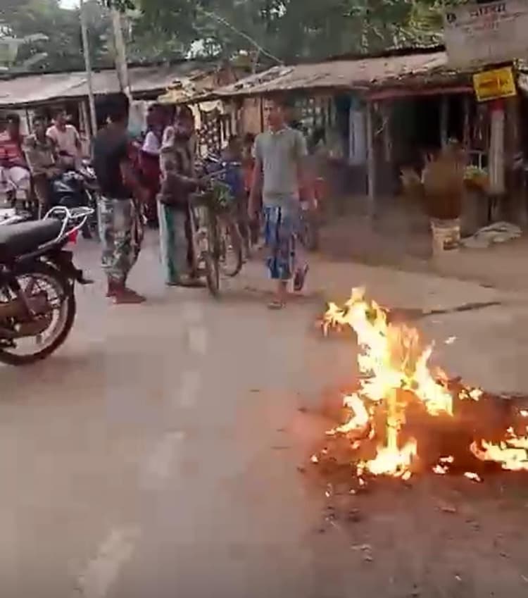 मकान प्लास्टर कर रहे मजदूर की करेंट लगने से मौत, सड़क जाम
