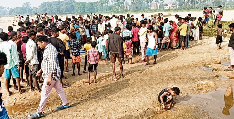 Gaya News : फल्गु नदी के पास गला काट कर युवक की हत्या