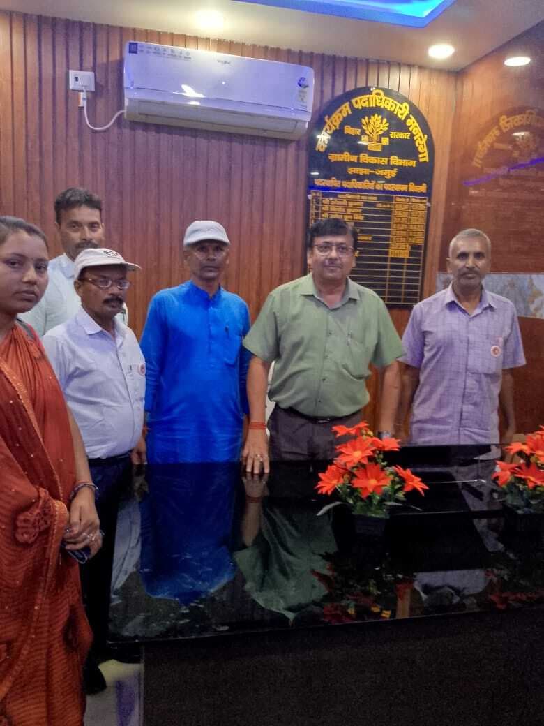 मजदूरों को रोजगार दिलाने को ले मनरेगा पीओ से मिले संघ के सदस्य