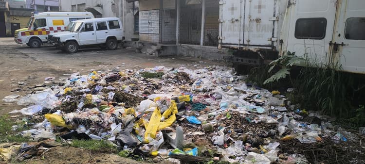 Giridih News:सदर अस्पताल में फैली है गंदगी, मरीज हैं परेशान