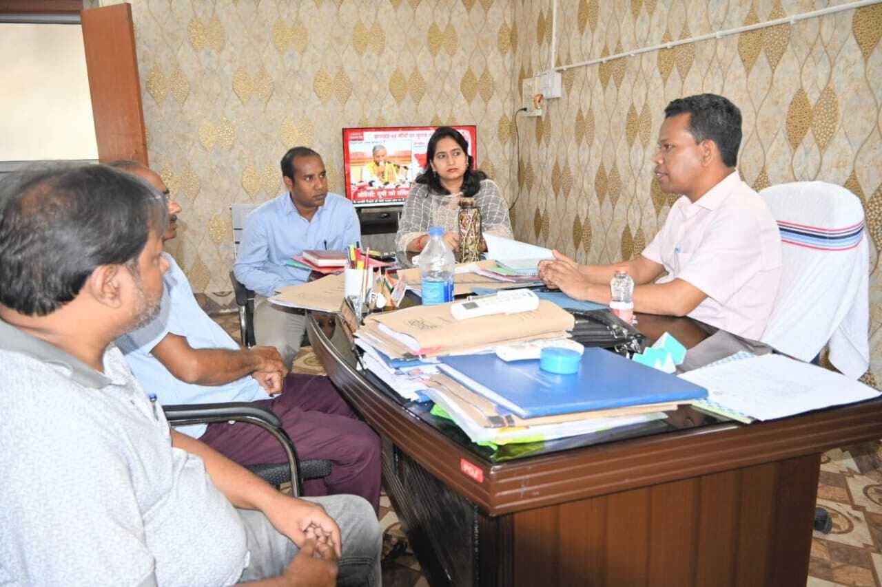 Giridih News:अधिकारियों व कर्मियों को दायित्वों की दी गयी जानकारी