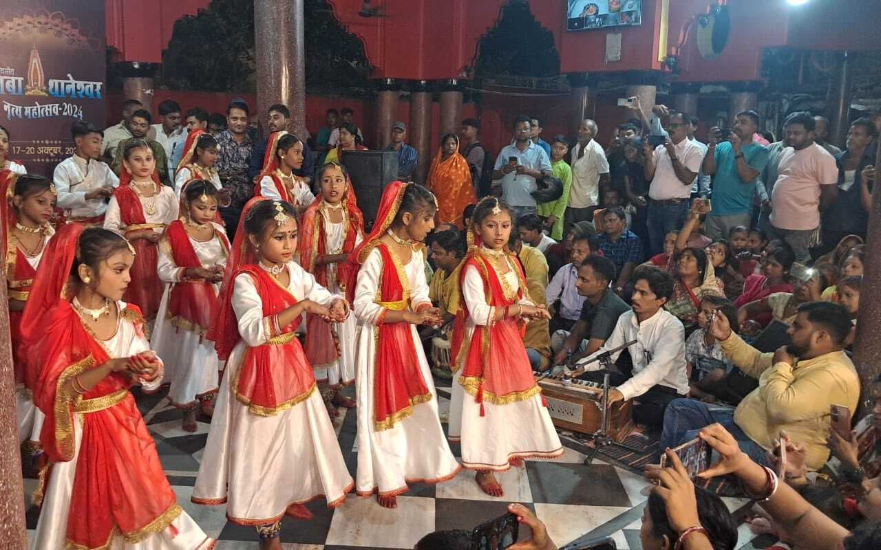 Samastipur News: कथक नृत्य प्रस्तुत करते हुए दर्शकों का मन मोहा