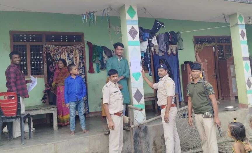 दो अलग-अलग मामलों में फरार 19 आरोपितों के घर पुलिस ने चिपकाया इश्तेहार