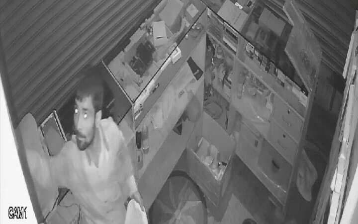 बाढ़ में दुकान का ताला तोड़ कर डेढ़ लाख नकद और मोबाइल की चोरी