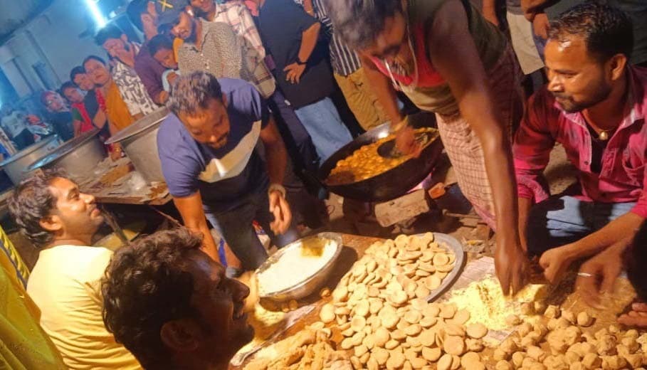 बाड़ीहाट लक्ष्मी पूजा मेला का खास आकर्षण है लिट्टी संग झालदार चटनी