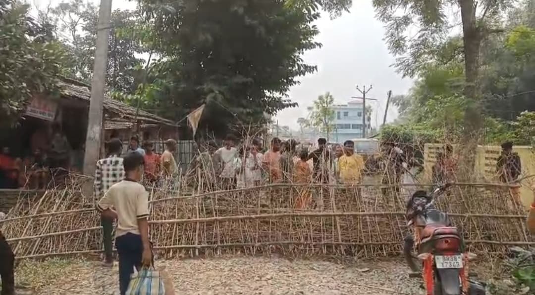 सड़क निर्माण कार्य पूर्ण नहीं होने से नाराज ग्रामीणों ने किया प्रदर्शन