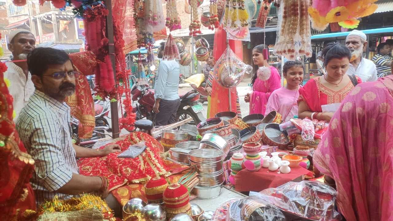 करवाचौथ का पर्व आज़, महिलाओं ने जमकर की खरीददारी