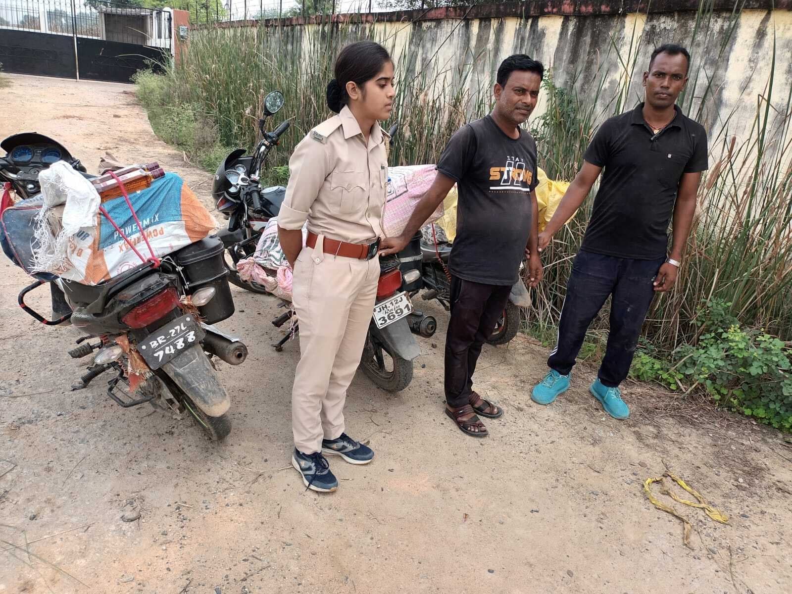 156 बोतल विदेशी शराब के साथ तस्कर गिरफ्तार