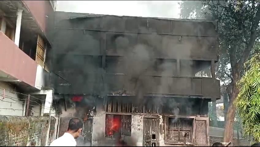 मकान में लगी आग, लोगों ने छत से कूदकर बचायी जान