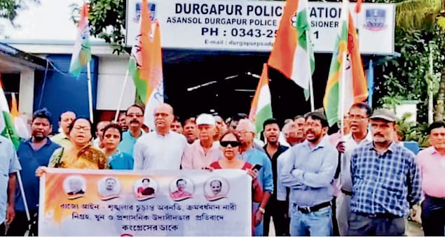 दुर्गापुर में थानों के बाहर जताया प्रतिवाद