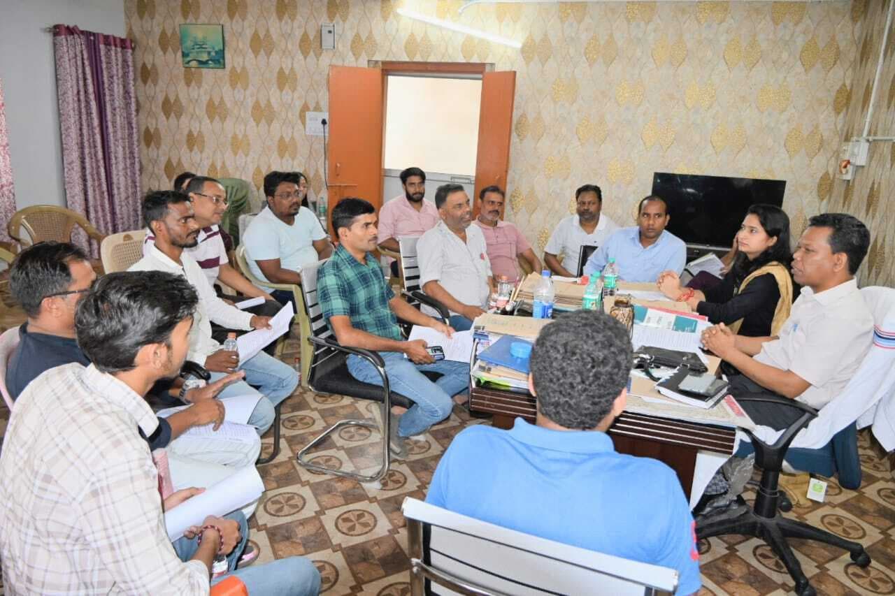 Giridih News:अपर समार्हता ने प्रिंटिंग प्रेस संचालक व केबल ऑपरेटरों के साथ की बैठक