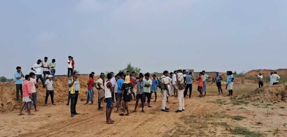 पुलिस ने गड्ढे में जमा पानी से निकलवाया शव