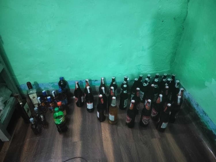 Dhanbad News: तीन होटलों से अंग्रेजी शराब जब्त, एक गिरफ्तार
