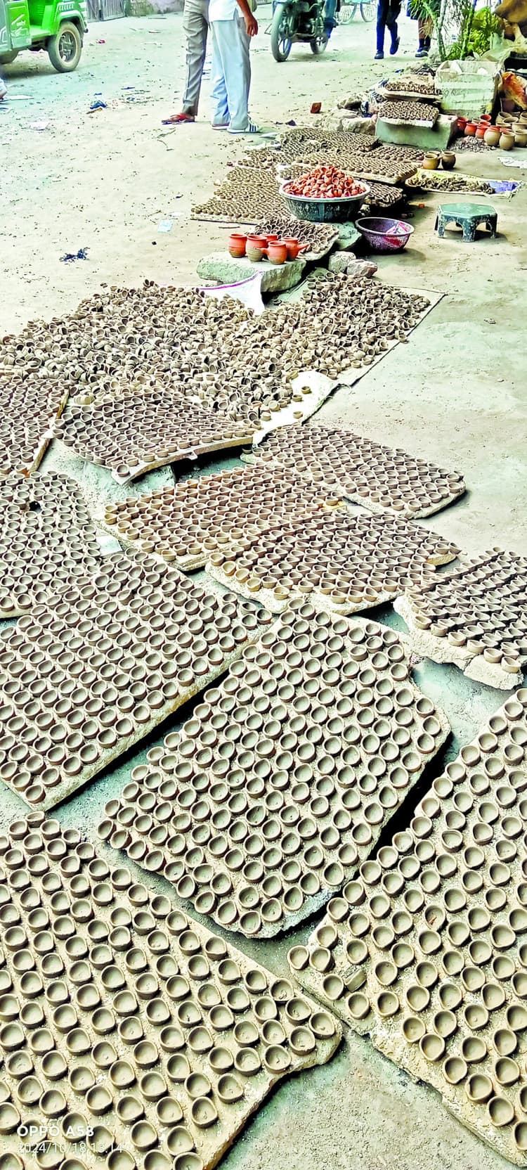 Gaya News : शहर में 120 परिवार दीये बनाने के काम जुटे