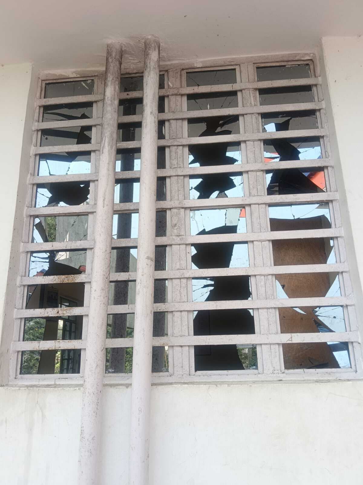 जमीन विवाद में दो भाई की हत्या पर सरसी में उपद्रव, पथराव, तोड़फोड़, थानाध्यक्ष व सीओ को बनाया बंधक