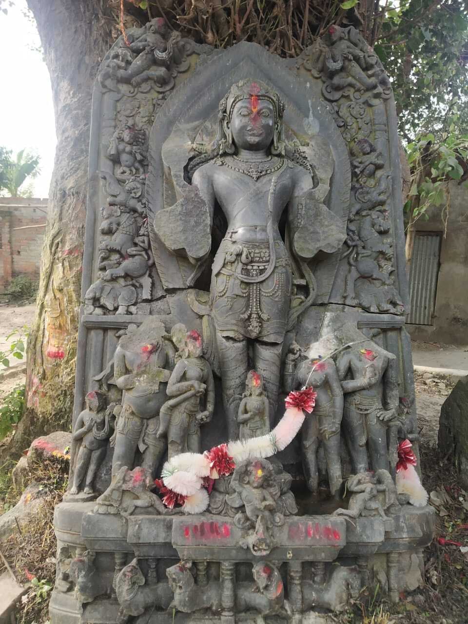 जीर्ण-शीर्ण अवस्था में वर्षों से पड़ा है ऐतिहासिक धरोहर