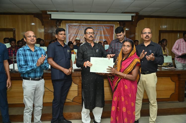 Jharsuguda News: हीराकुद के विस्थापितों व भूमिहीनों को मिला जमीन का पट्टा