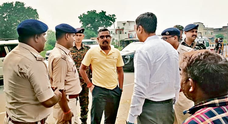 Dhanbad News: चेकनाका की बैरियर तोड़ भागी कार, कर्मी बचे