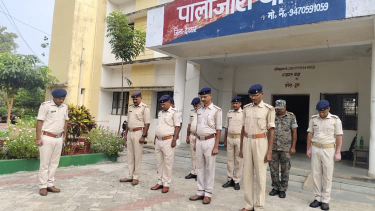 ड्यूटी के दौरान शहीद हुए पुलिस कर्मियों व पदाधिकारियों को दी गयी श्रद्धांजलि