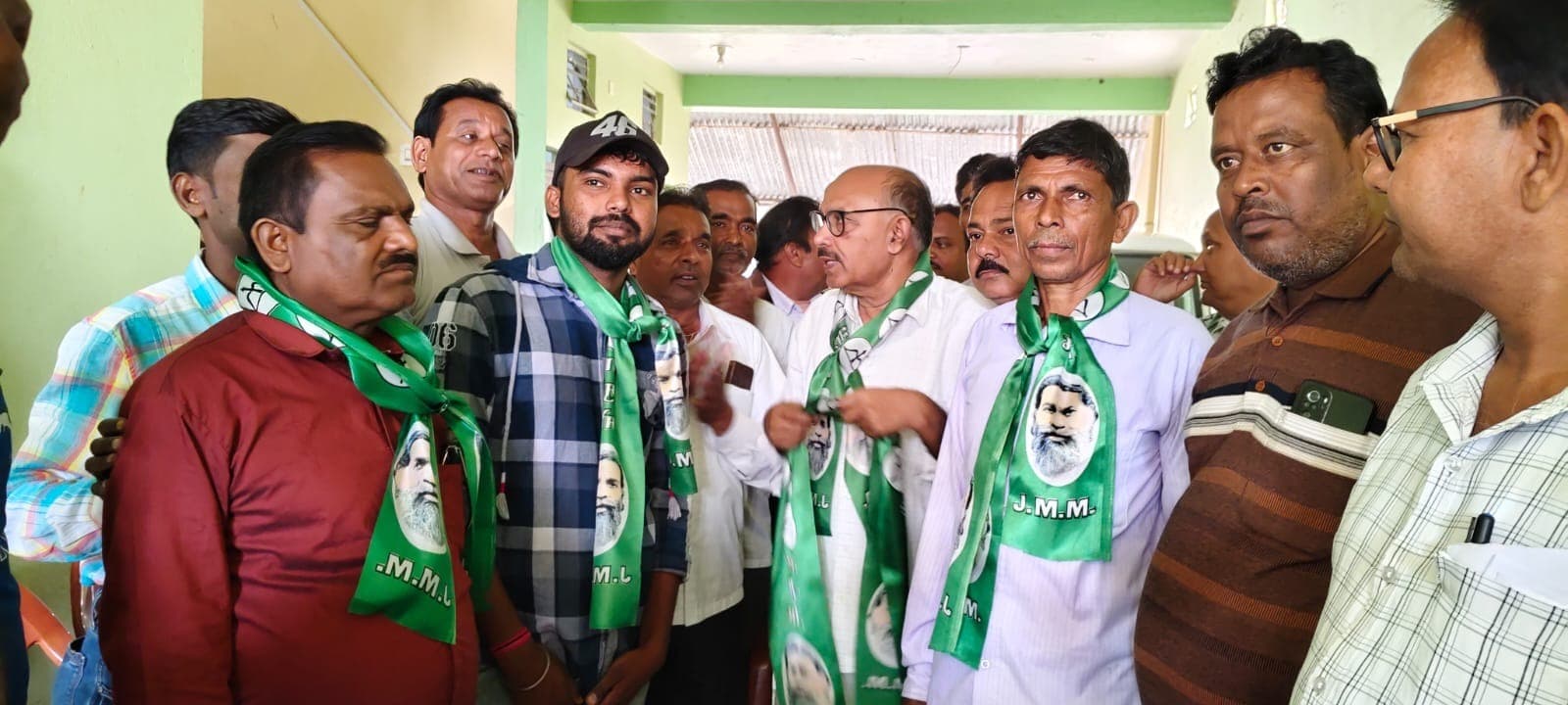 कई भाजपा कार्यकर्ताओं ने ली झामुमो की सदस्यता