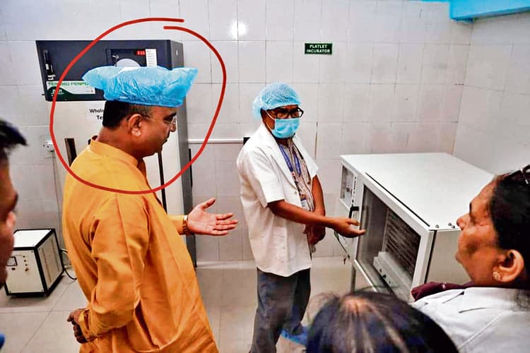 सर्जिकल हेड कवर की जगह स्वास्थ्य मंत्री को सदर अस्पताल में पहनाया गया शूज कवर