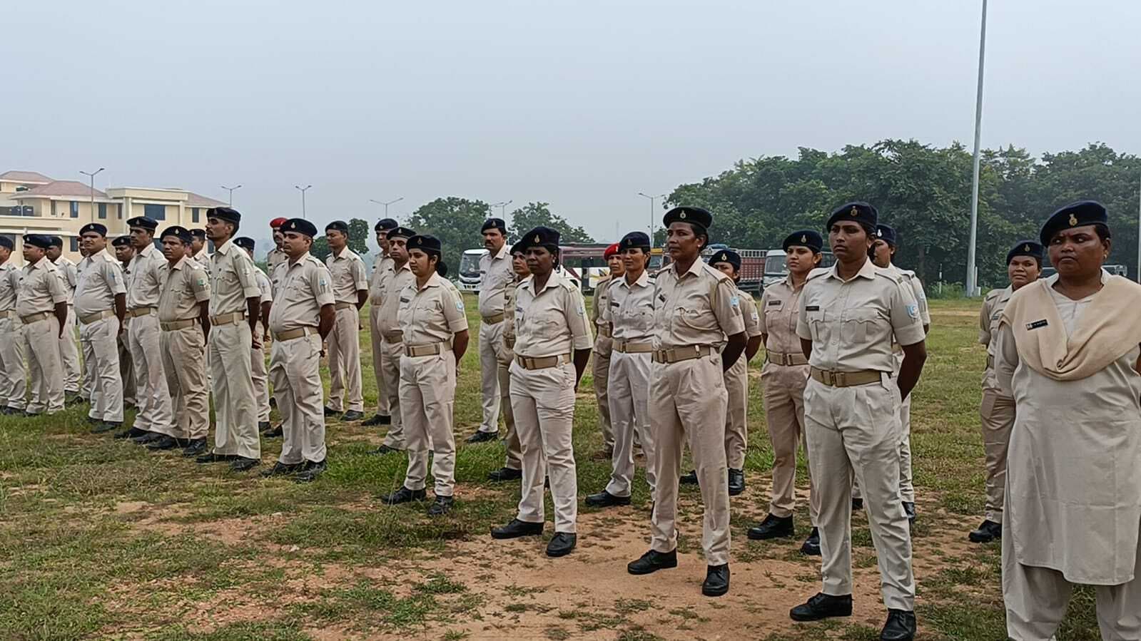 एसपी ने शहीद पुलिसकर्मियों को दी श्रद्धांजलि