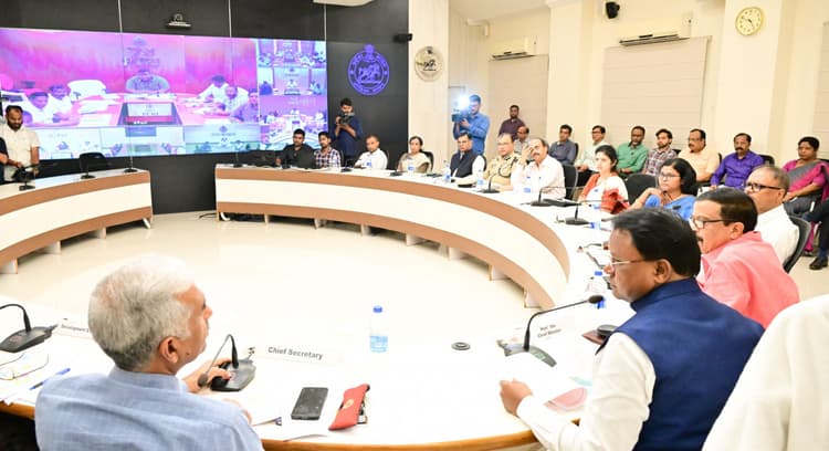 Bhubaneswar News: मुख्यमंत्री ने की समीक्षा बैठक, बोले- चक्रवात से निबटने को राज्य सरकार तैयार, घबराने की जरूरत नहीं