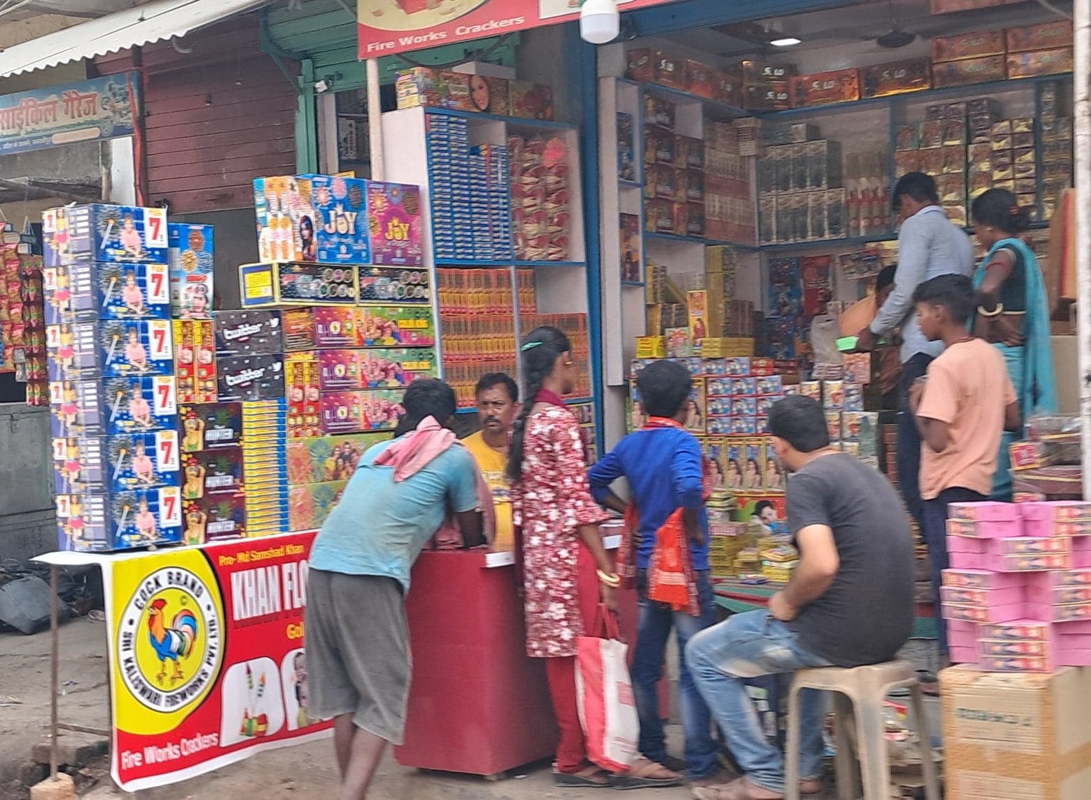 Samastipur News: सघन आबादी में बिना लाइसेंस संचालित हो रही पटाखे की दुकान