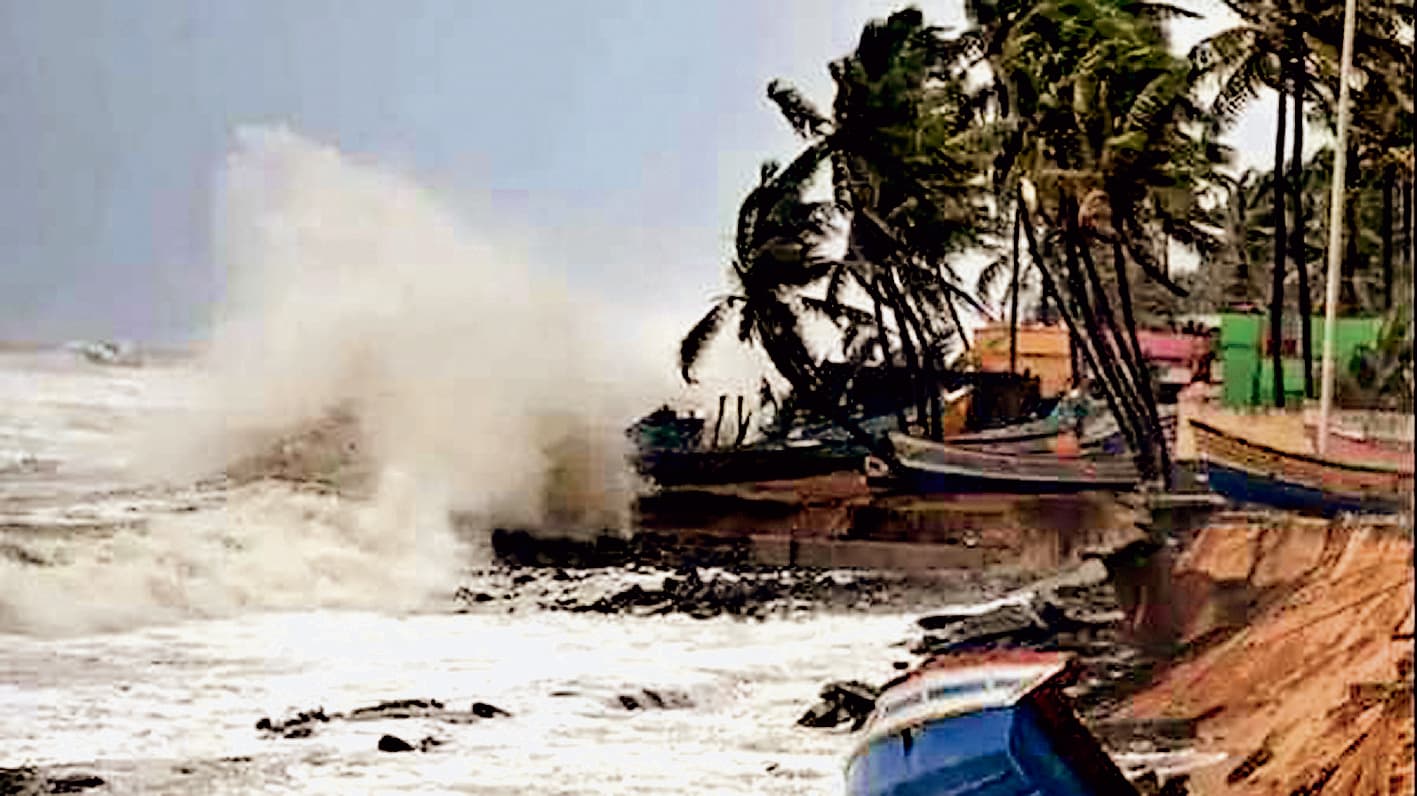''''डाना'''' चक्रवात को लेकर तटवर्ती इलाकों में बरती जा रही सतर्कता