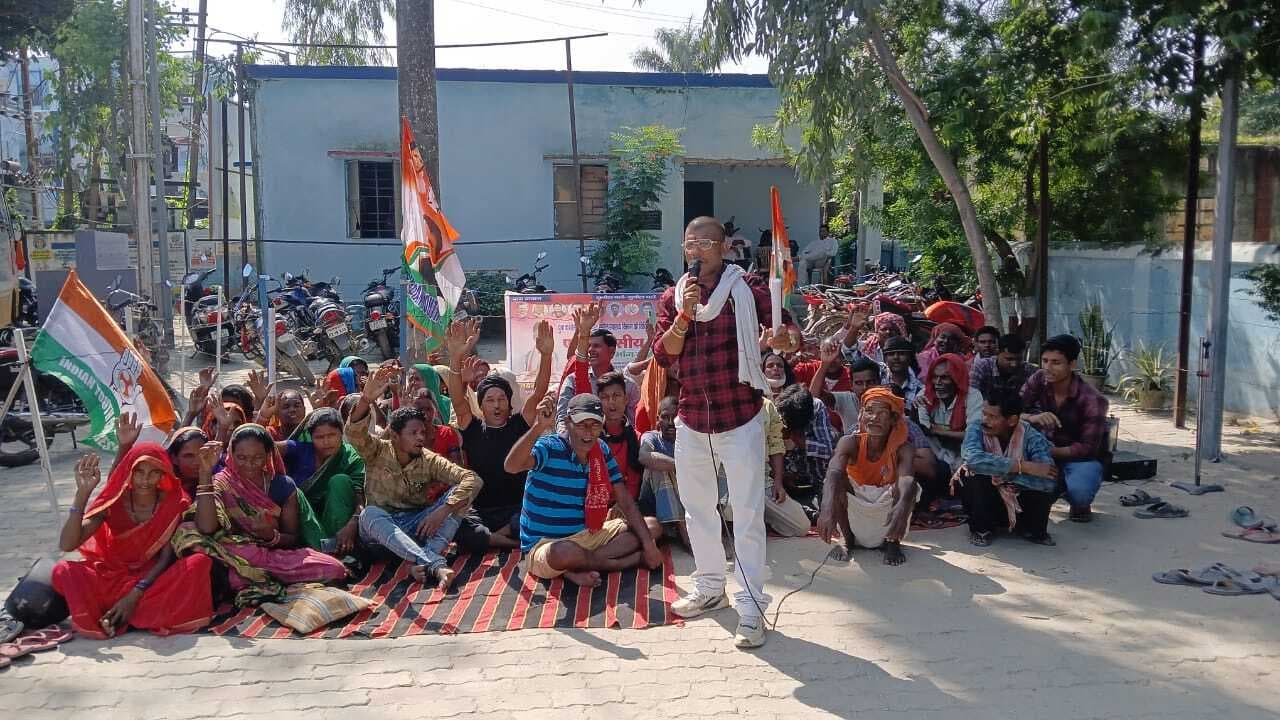 सदर अस्पताल की बदहाल व्यवस्था को लेकर दिया धरना