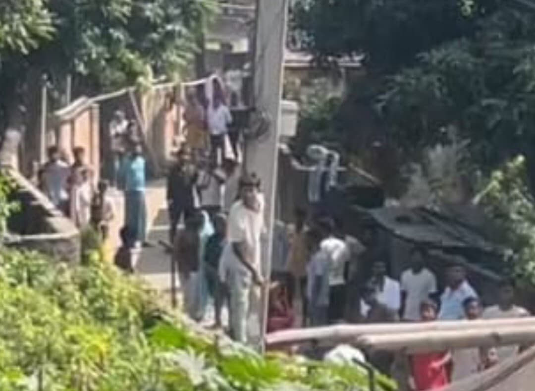 जमीन विवाद को लेकर दो पक्षों में हुई जमकर पत्थरबाजी, 10 घायल