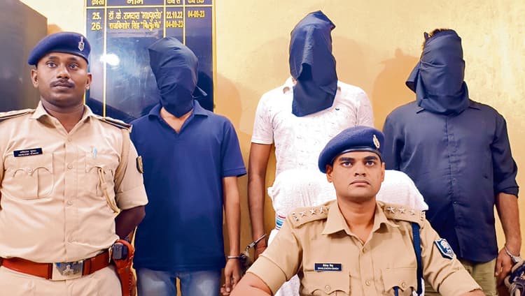 Gaya News : अपराध की योजना बनाते तीन गिरफ्तार, हथियार व गोलियां जब्त