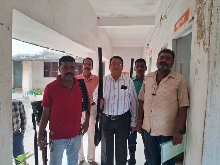 सात लाइसेंस धारकों ने थाने में जमा किये शस्त्र