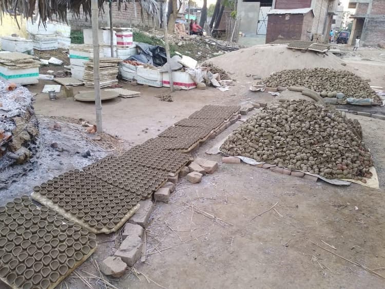 कुंभकारों की चाक ने पकड़ी रफ्तार, मिट्टी के दीये से रोशन होंगे घर-आंगन