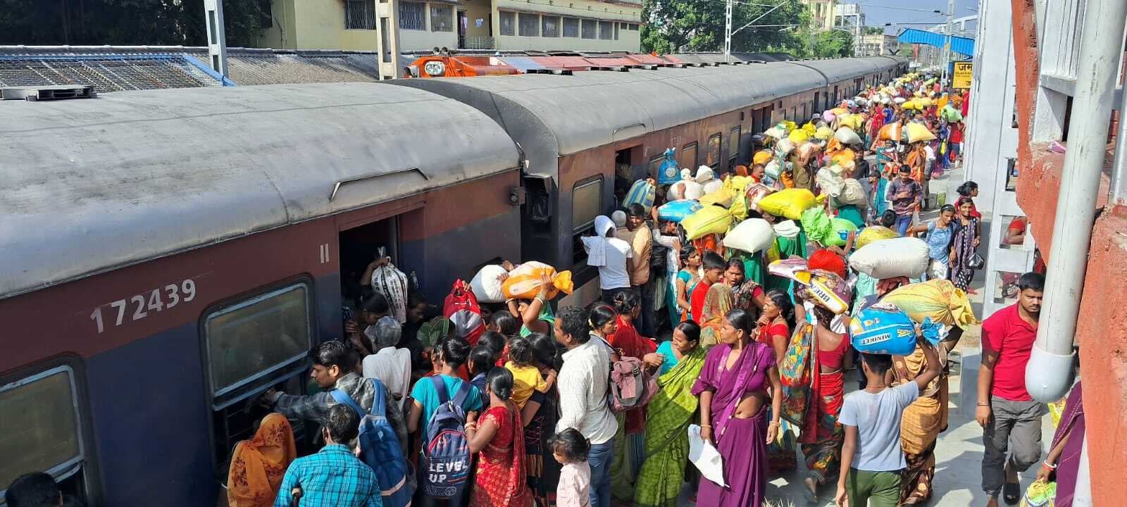 जमालपुर, खगड़िया व बेगूसराय वाली ट्रेनों में भेड़-बकरियों की तरह यात्रा कर रहे रेलयात्री