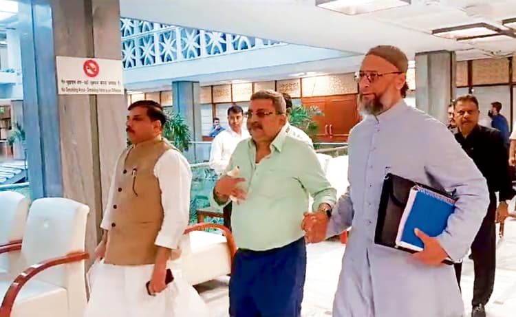 कल्याण ने बोतल तोड़ पाल की तरफ फेंकी, हुए निलंबित