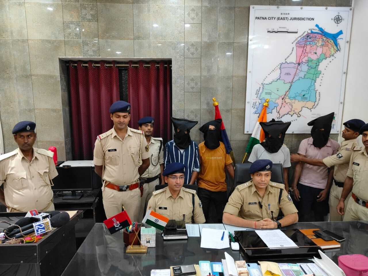 Patna News : दिन में इ-रिक्शा से रेकी करने के बाद रात में करते थे चोरी, पांच गिरफ्तार