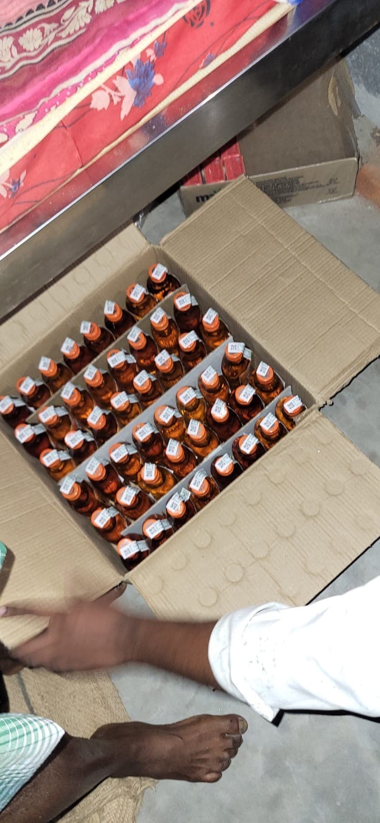 चाय दुकान से 48 बोतल अवैध देसी शराब बरामद