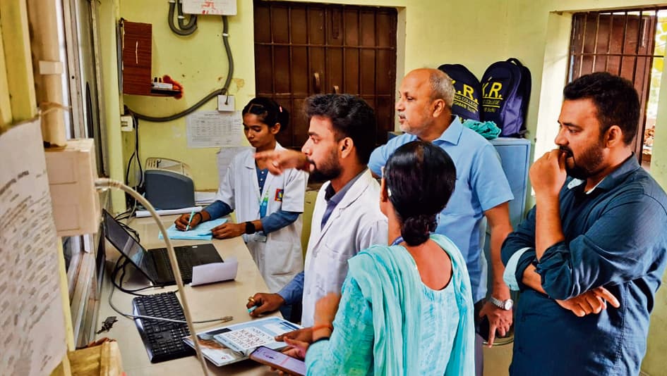 saran news. ओपीडी में रजिस्ट्रेशन कराना हुआ आसान, अब स्कैन करते ही कटेगी पर्ची