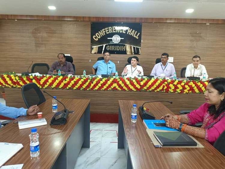Giridih News:व्यय प्रेक्षक ने की नोडल पदाधिकारियों के साथ बैठक