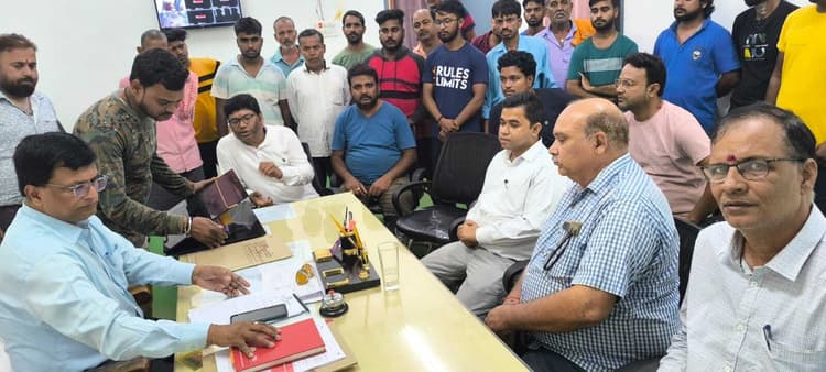 सीओ व नपं प्रशासक से मिले अग्निकांड के पीड़ित दुकानदार