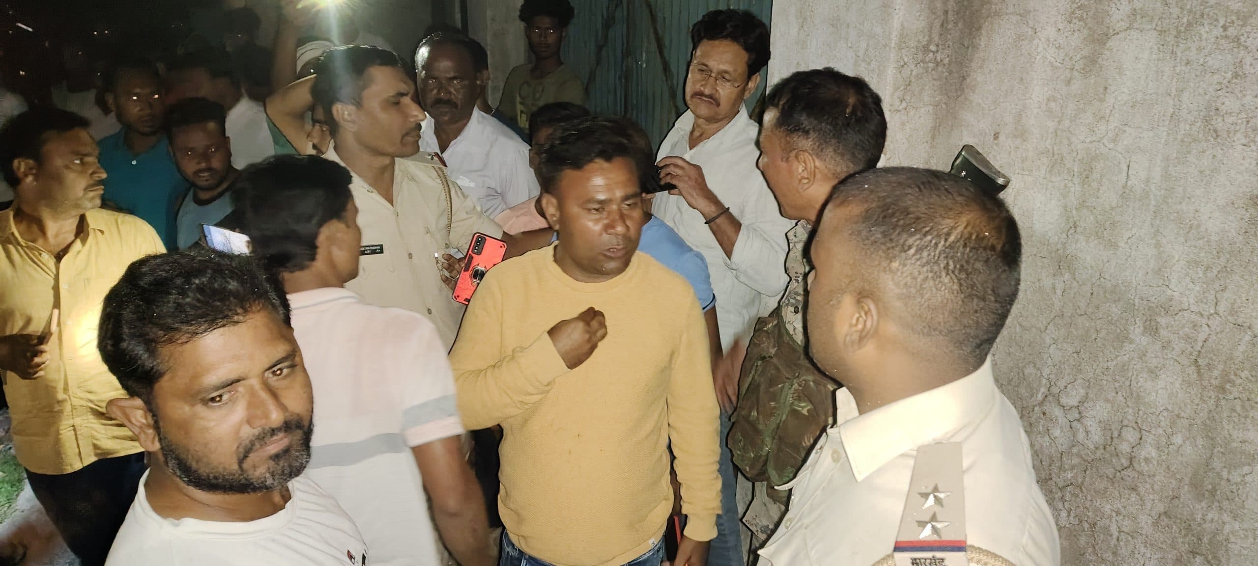 Dhanbad News: खरखरी में अपराधियों ने बम विस्फोट कर फैलायी दहशत