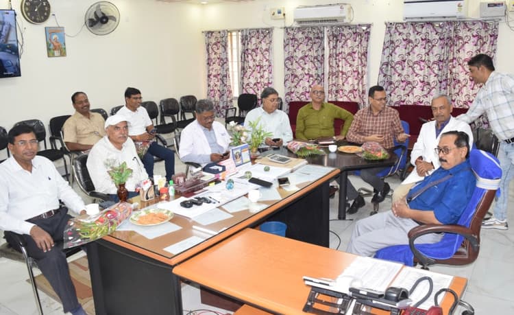 DHANBAD NEWS : एसएनएमएमसीएच में अंधेपन के मरीजों की आंखों का होगा ऑपरेशन--