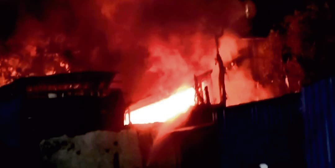 इजरा स्ट्रीट : लकड़ी की गोदाम में लगी भीषण आग