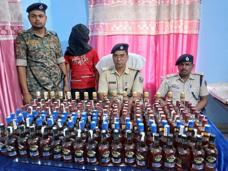 ट्रक के तहखाने में छिपा कर रखा शराब बरामद