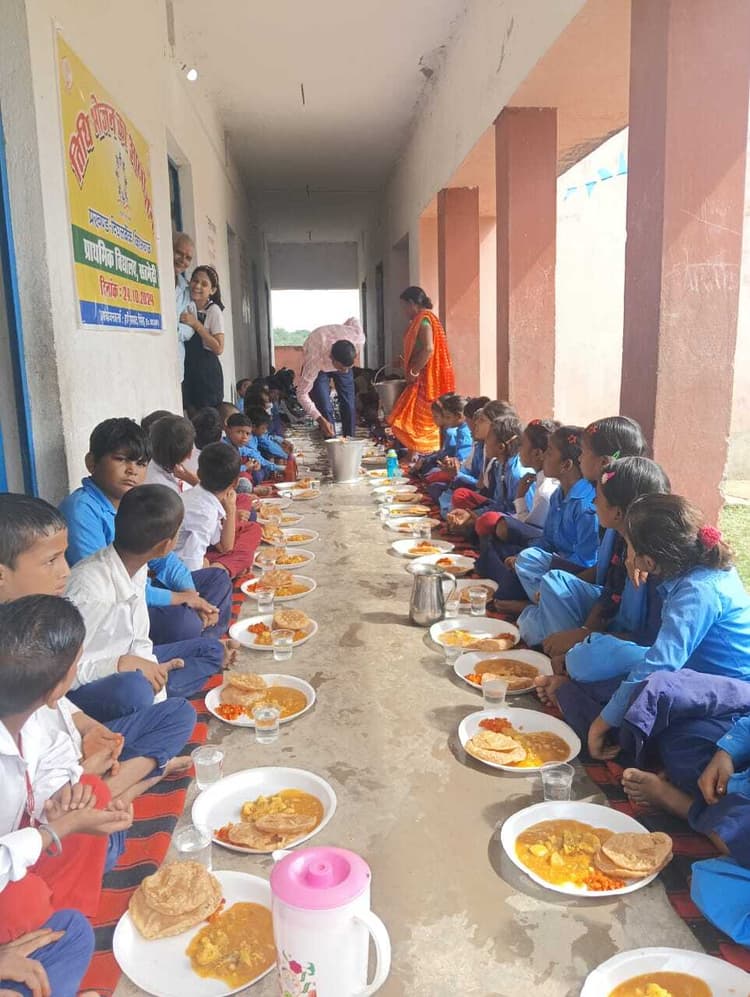 प्राथमिक विद्यालय सतमेढ़ी में तिथि भोजन का हुआ आयोजन