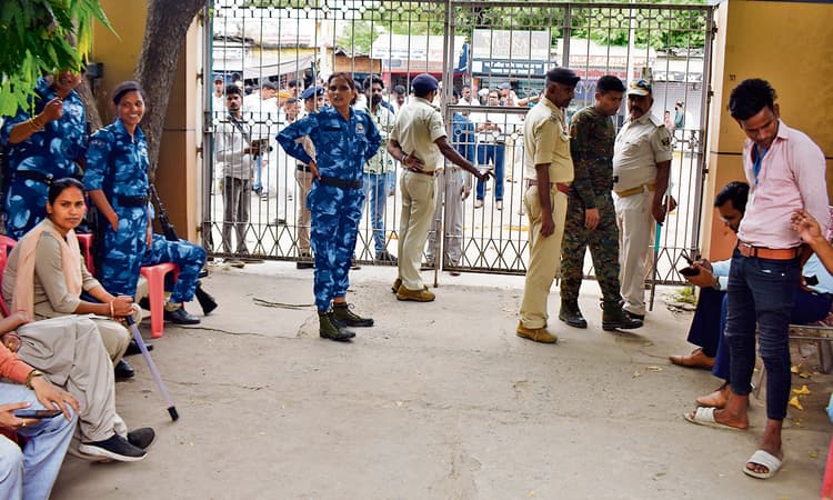 Gaya News : इमामगंज से दो व बेलागंज से पांच प्रत्याशियों ने किया नामांकन